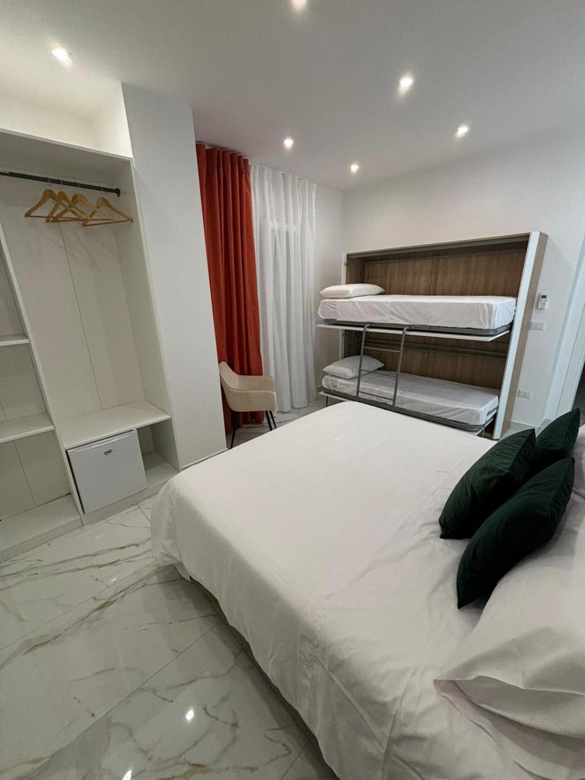 Savior Deluxe Rooms Napels Buitenkant foto